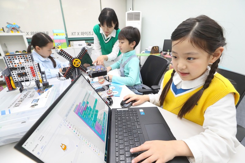 선생님이 어린 학생들에게 KT AI 코디니를 이용해 코딩과 하드웨어 융합 교육을 진행하고 있다. 사진 제공=KT