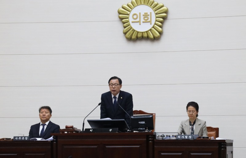 오천진 용산구의회 의장이 본회의를 주재하는 모습./사진제공=용산구의회