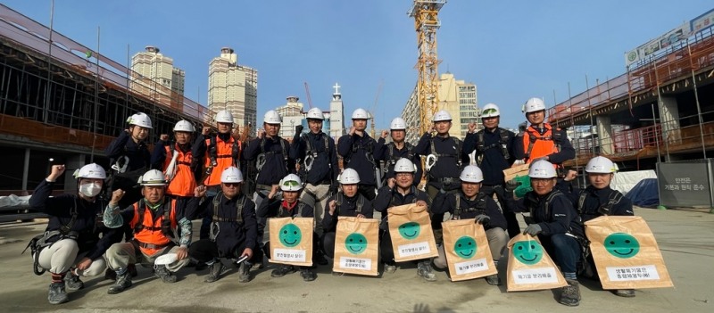 제1회 그린 챌린지에서 그린 현장으로 선정된 ‘e편한세상 봉선 셀레스티지’ 직원들이 기념 촬영하고 있다./사진제공=DL건설