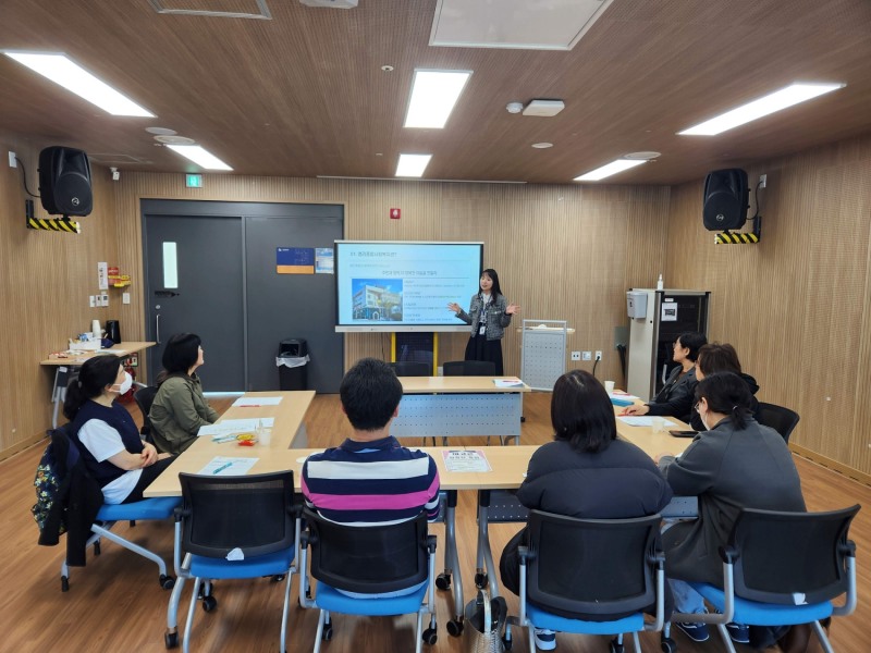 마포구 1인가구 지원사업인 아트파머 프로그램 오리엔테이션이 염리종합사회복지관에서 열리고 있다./사진제공=마포구