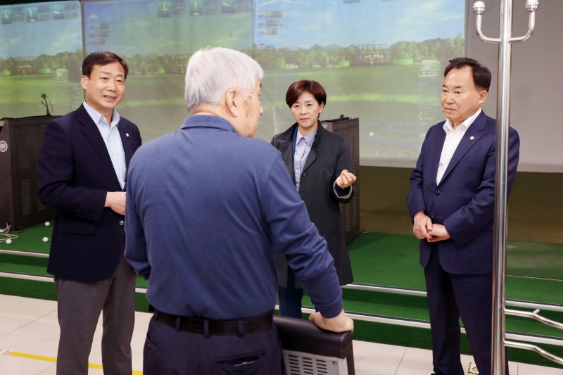 왼쪽부터 중구의회 행정보건위원회 송재천 위원장을 비롯한 이정미, 소재권 의원이 관계자와 함께 충무스포츠센터 현장을 살펴보고 있다./사진제공=중구의회