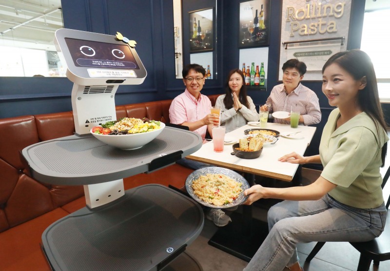 매장에서 LG 클로이 서브봇이 손님에게 음식을 서빙하는 모습. 사진 제공=LG전자