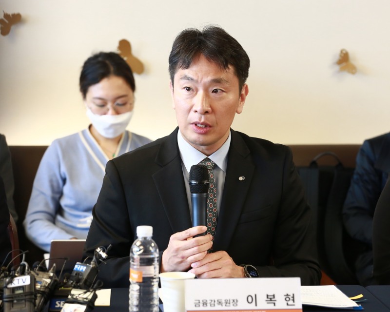 이복현 금융감독원장이 28일 서울 을지로 미래에셋증권 본사 센터원빌딩에서 열린 고용노동부와 금융감독원 퇴직연금사업자 현장 방문 간담회에서 발언하고 있다. / 사진제공= 금융감독원, 고용노동부(2023.04.28)