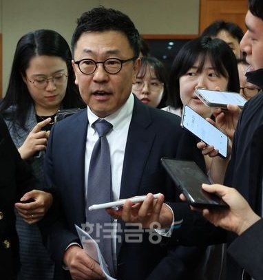 황현순 키움증권 대표가 2023년 4월 28일 35곳 증권사 최고경영자(CEO‧Chief Executive Officer)가 모인 가운데 함용일 금융감독원(원장 이복현) 부원장 주재로 진행된 ‘증권업계 시장 현안 소통 회의’에서 최근 불거진 김익래 다우키움그룹 회장의 다우데이타(대표 성백진) 지분 매각 논란 관련 기자들의 질문을 받고 있다./사진=임지윤 기자