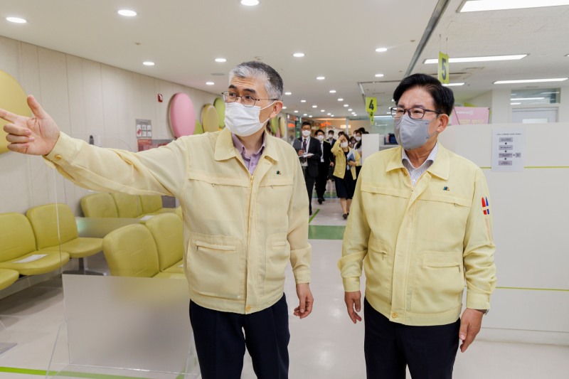 박강수 마포구청장(오른쪽)이 마포구보건소장과 마포구보건소 2층 모자건강센터를 시찰하는 모습./사진제공=마포구