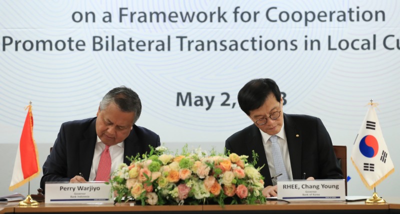 2일 이창용 한국은행 총재(오른쪽)와 Perry Warjiyo 인도네시아 중앙은행 총재(왼쪽)는 한국·인도네시아 양국간 원화·루피아화 직거래 촉진을 위한 양해각서(MOU)를 체결했다. / 사진제공= 한국은행(2023.05.02)