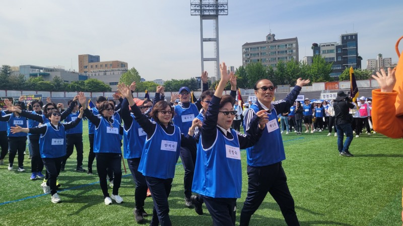 마포구의회 의원들이 운동장에 입장하는 모습./사진=주현태 기자