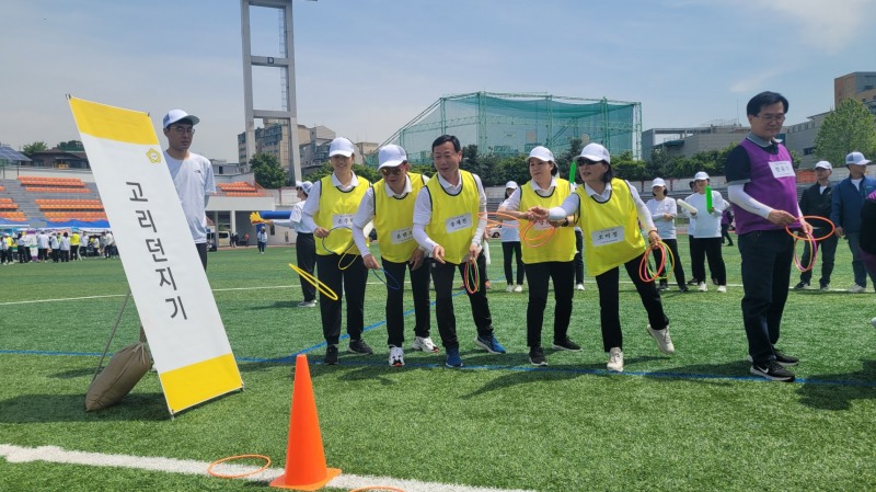 중구의회 의원들이 고리던지기 경기를 진행하는 모습./사진=주현태