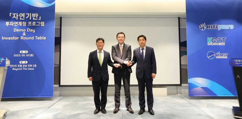 하이트진로는 김인규 하이트진로 대표이사(가운데), 오운열 해양수산과학기술진흥원장(오른쪽), 구본근 한국농업기술진흥원 부원장(왼쪽) 등이 참석한 가운데 데모데이를 진행했다./ 사진 = 하이트진로