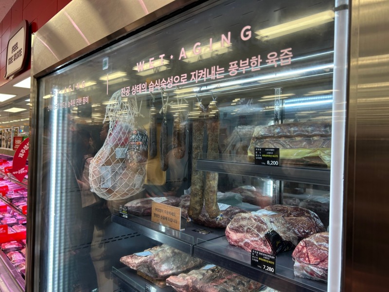 육류코너에 있는 숙성 전용 쇼케이스. /사진=박슬기 기자