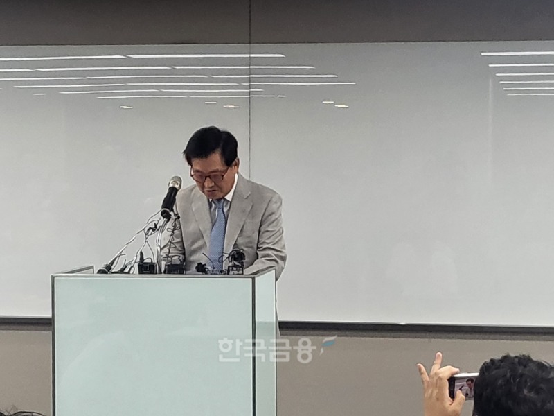 김익래 다우키움그룹 회장이 2023년 5월 4일 오후 6시 45분 서울 여의도 키움증권 본사에서 최근 주가조작 의혹과 관련해 대국민 사과문을 발표하고 있다./사진=임지윤 기자
