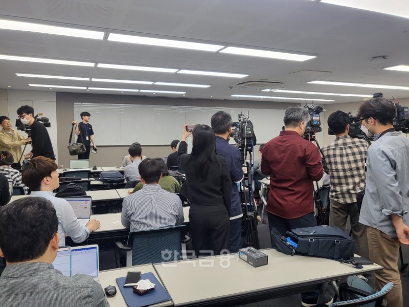 2023년 5월 4일 열린 김익래 다우키움그룹 회장이 사퇴 기자회견 직후 질의응답 없이 자리를 떠나자 기자들이 웅성거리고 있다./사진=임지윤 기자