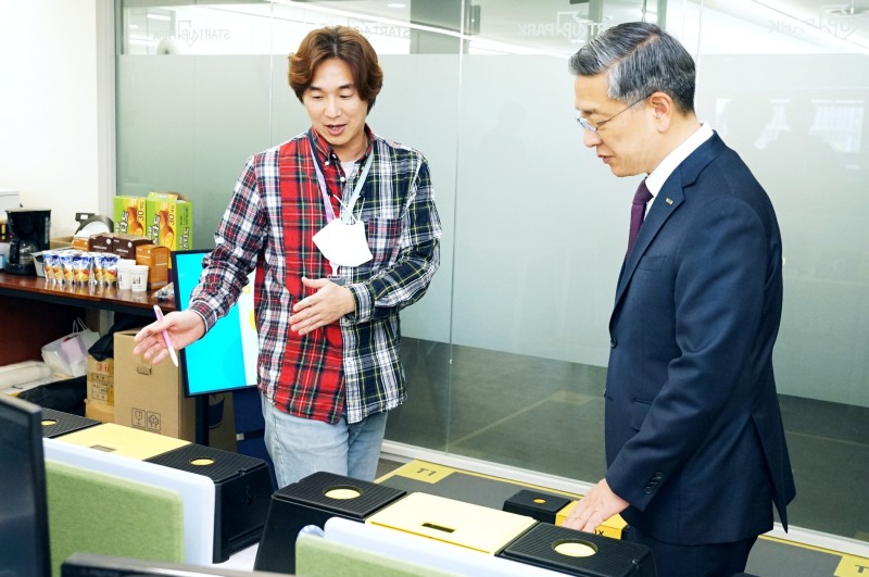 김종호 기술보증기금 이사장(사진 오른쪽)과 서남현 더좋은운동으로 대표./사진=기술보증기금