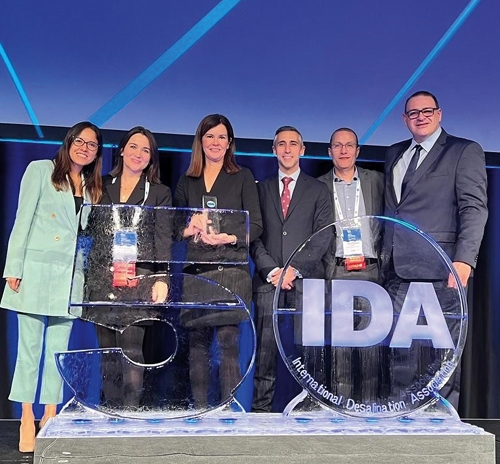 ▲ 지난해 호주 시드니에서 열린 2022년 IDA 세계총회에서 마르타 베르데 블라즈케즈(Marta Verde Bl·zquez)(왼쪽에서 세번째) GS이니마 CEO와 관계자들이 ‘최고의 글로벌 민간 수처리 기업(Best Private Company Global)’을 수상 후 기념촬영을 하고 있다. 사진제공 = GS건설