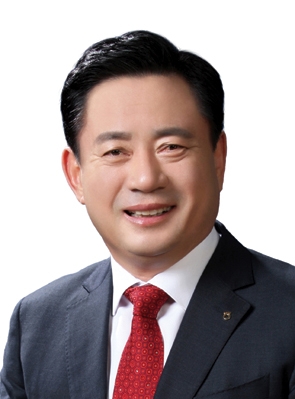 ▲ 1962년생 / 4선 조합장 / 농협대학교 협동조합경영대학원과정 수료