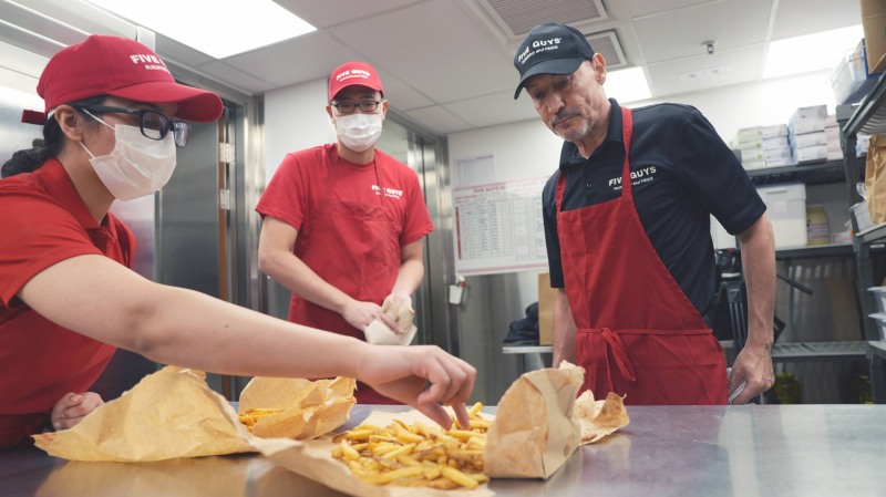 김 본부장과 직원들이 조리된 감자튀김의 굽기 상태를 확인하고 있다./ 사진 = 한화갤러리아