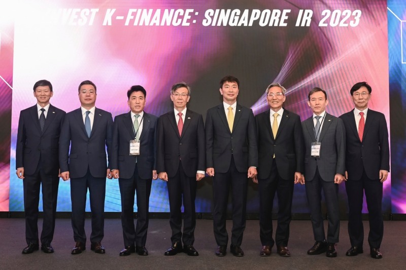 9일(현지시간) 열린 금융권 공동 싱가포르 IR 행사 'NVEST K-FINANCE:SINGAPORE IR 2023'에서 (왼쪽부터) 원종규 코리안리 대표, 정일문 한국투자증권 사장, 함영주 하나금융그룹 회장, 최훈 주(駐) 싱가포르 대사, 이복현 금융감독원장, 윤종규 KB금융그룹 회장, 최현만 미래에셋증권 회장, 홍원학 삼성화재 대표 / 사진제공= 금융감독원(2023.05.09)