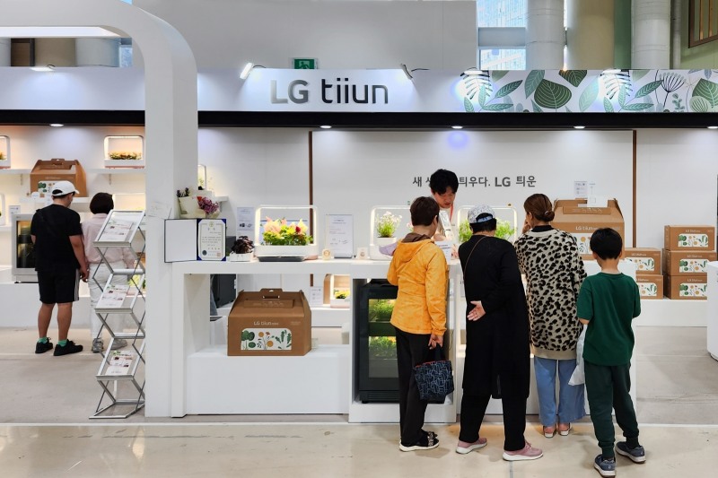 LG전자의 사내독립기업(CIC) 스프라우트컴퍼니가 국내 최대 규모의 꽃 축제인 고양국제꽃박람회에서 전시분야 최고상인 국무총리상을 받았다. 사진 제공=LG전자