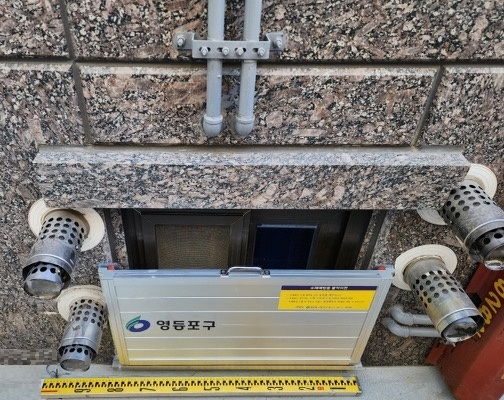 반지하 가구에 물막이판이 설치된 모습.사진제공=영등포구