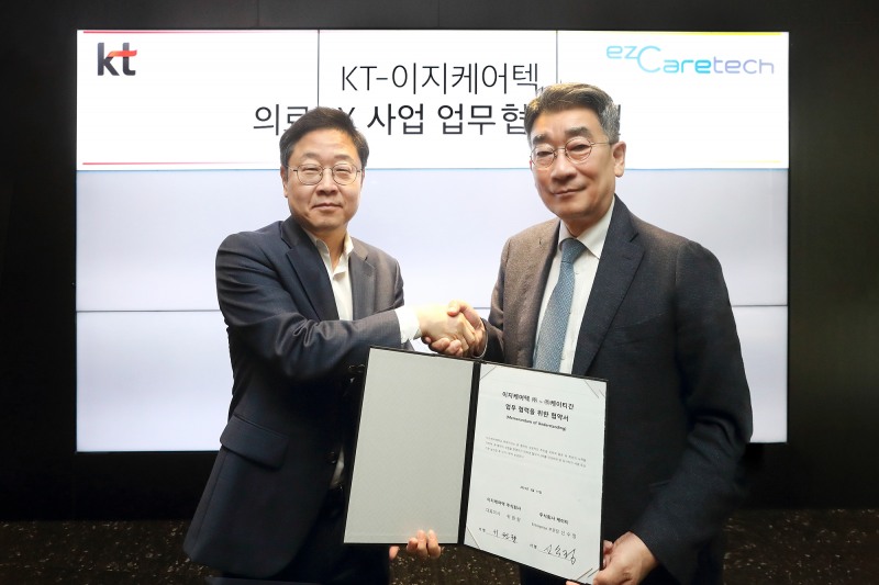 신수정 KT Enterprise부문장 부사장(왼쪽)과 위원량 이지케어텍 대표가 MOU체결 후 기념 촬영을 하고 있다 사진 제공=KT