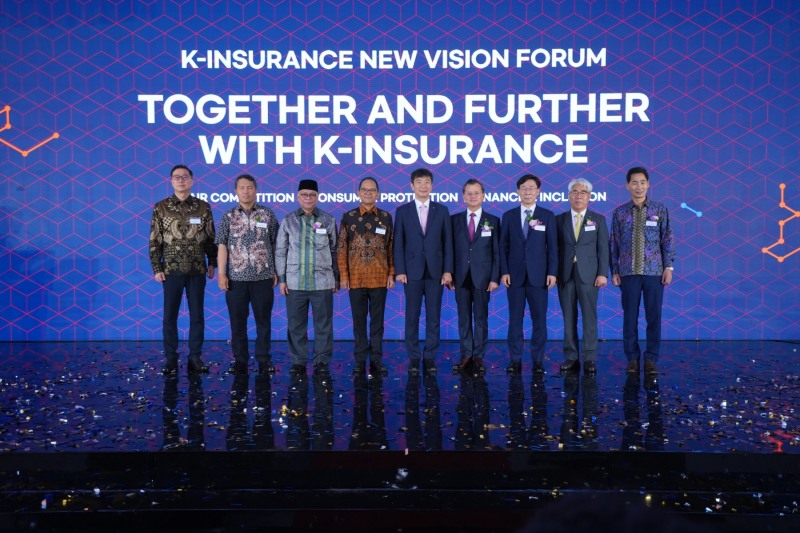 인도네시아 자카르타 더 세인트 레지스 호텔에서 열린 「K-Insurance New Vision Forum」에서 여승주 한화생명 대표(사진 우측 네번째)와 이복현 금융감독원장(사진 가운데), 홍원학 삼성화재 대표(사진 우측 세번쨰), 김기환 KB손해보험 대표(사진 우측 두번째), 오기 쁘라스또미요노 인도네시아 금융감독청(OJK) 부청장(사진 좌측 네번째) 등 관계자가 함께 기념촬영을 하고 있다.(2023.05.12.)./사진제공=한화생명