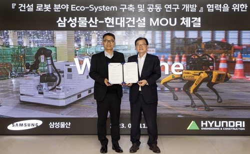 ▲ 박구용 현대건설 기술연구원장 전무(오른쪽)과 소병식 삼성물산 ENG실장 부사장이 협약 체결 이후 기념사진을 촬영하고 있다. 사진제공 = 현대건설