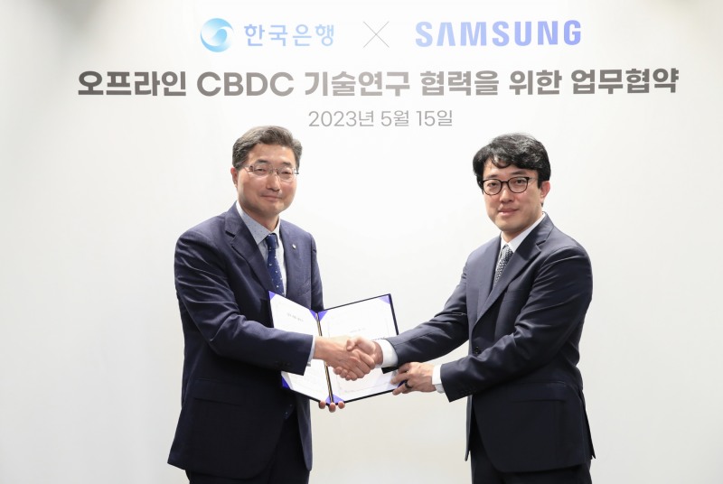 한국은행은 15일 오전 수원 삼성전자 디지털시티에서 오프라인 CBDC(중앙은행 디지털화폐) 기술연구 협력을 위한 한국은행-삼성전자간 업무협약을 맺었다. 업무협약식에서 이승헌 한은 부총재(왼쪽), 최원준 삼성전자 부사장(오른쪽). / 사진제공= 한국은행(2023.05.15)