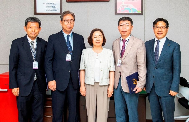 김선수 용산구청장 권한대행(가운데)이 5월12일 옴부즈만 위촉식에서 기념촬영을 하는 모습./사진제공=용산구