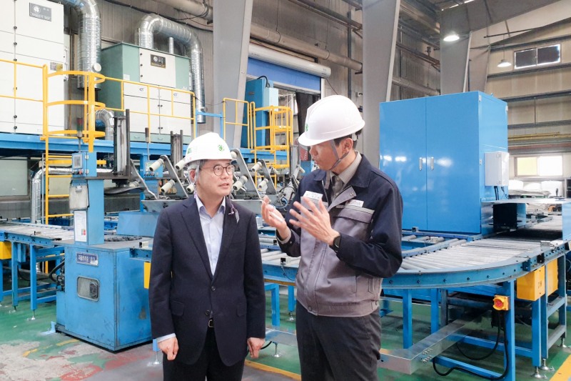 윤희성 한국수출입은행장(사진 왼쪽)이 중소·중견기업에 대한 금융지원 확대와 소통 강화를 위해 지난 16일 전북 김제시에 위치한 자동차용 알루미늄휠 제조업체 하이호휠을 방문했다./사진제공=한국수출입은행