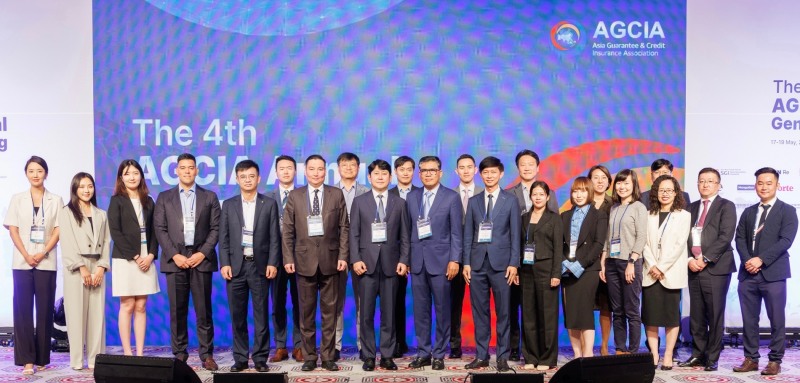 17일 제주도 신라호텔에서 개최된 제4회 아시아보증·신용보험협회(AGCIA) 연차총회에서 참가기관 대표 및 관계자들이 기념 촬영을 하고 있다./사진제공=SGI서울보증