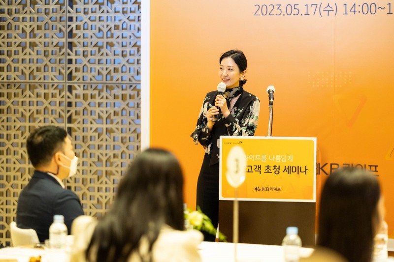 파크하얏트 부산 호텔에서 진행된 KB라이프생명 ‘VIP 고객 초청 세미나’에서 손이천 케이옥션 미술품 수석 경매사가 ‘경매와 미술시장, 그리고 아트 컬렉션’을 주제로 강연하고 있다.(2023.05.18.)./사진제공=KB라이프생명