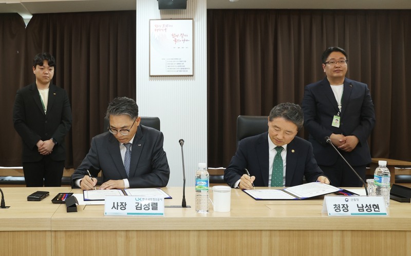 LX공사 김정렬 사장과 산림청 남성현 청장이 5월18일 전주 본사 대회의실에서 ‘탄소 중립·산림공간 디지털 플랫폼 구현을 위한 업무협약’을 체결했다.  / 사진제공=LX공사