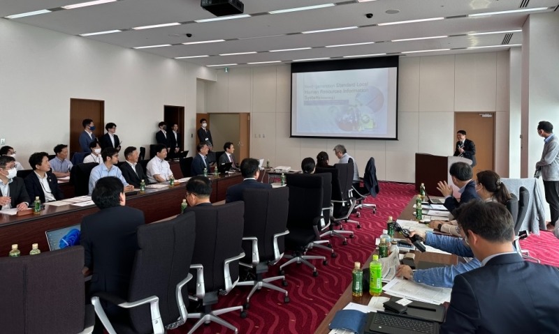 일본 오사카부 사키시마 청사에서 한국 지방자치단체가 사용하는 e호조(지방재정시스템)와 인사랑(표준지방인사정보시스템) 등 한국 디지털 지방정부의 사례와 경험을 공유하는 교류세미나가 진행됐다./사진제공=한국지역정보개발원