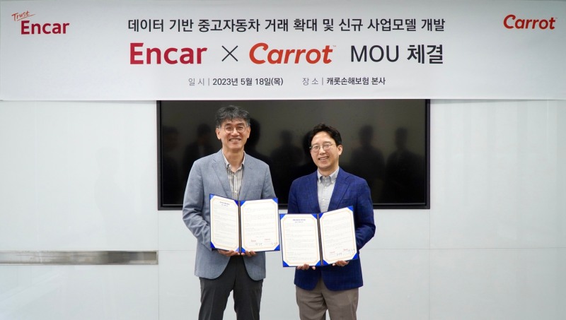 최영복 캐롯손해보험 경영지원본부장 전무(오른쪽)가 박홍규 엔카닷컴 사업총괄본부장 전무와 기념촬영을 하고 있다./사진제공=캐롯손해보험