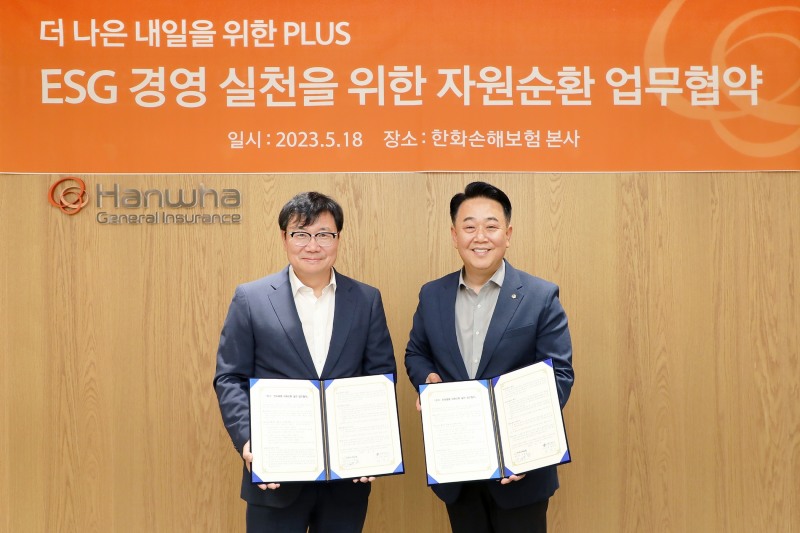 박성규 한화손해보험 경영지원실장(오른쪽)과 정덕기 E-순환거버넌스 이사장이 업무협약 체결 후 기념촬영을 하고 있다./사진제공=한화손해보험