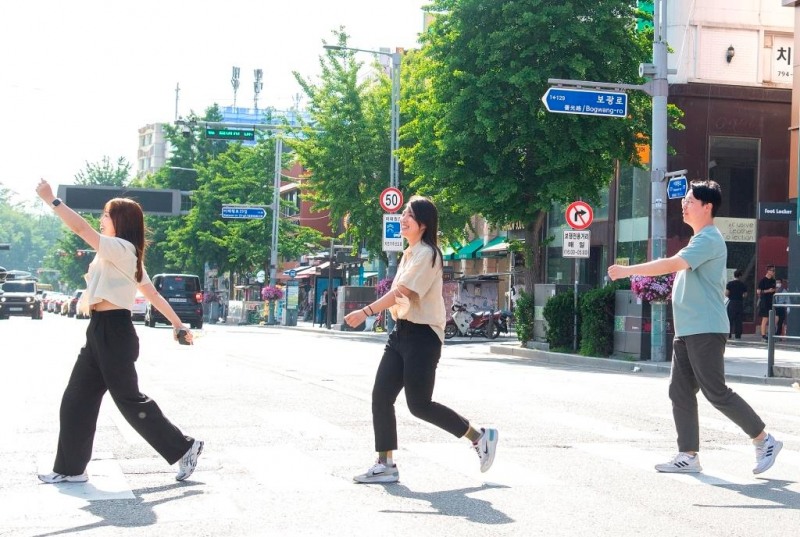 용산구 주민들이 이태원역 사거리를 건너는 모습./사진제공=용산구