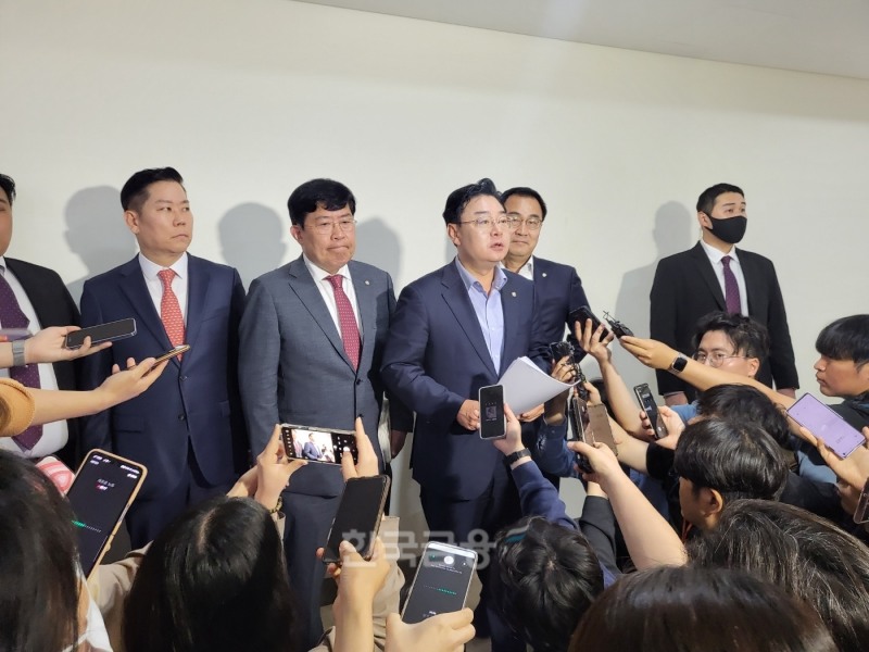 국민의힘 의원이 주축으로 구성된 ‘코인 게이트 진상조사단’에서 조사단장을 맡고 있는 김성원 의원(중앙)과 간사 역할인 윤창현 의원(왼쪽에서 두 번째)이 2023년 5월 19일 경기 성남구 위메이드 본사에서 두 번째 회의를 마친 뒤 기자들 앞에서 앞으로 계획을 밝히고 있다./사진=임지윤 기자