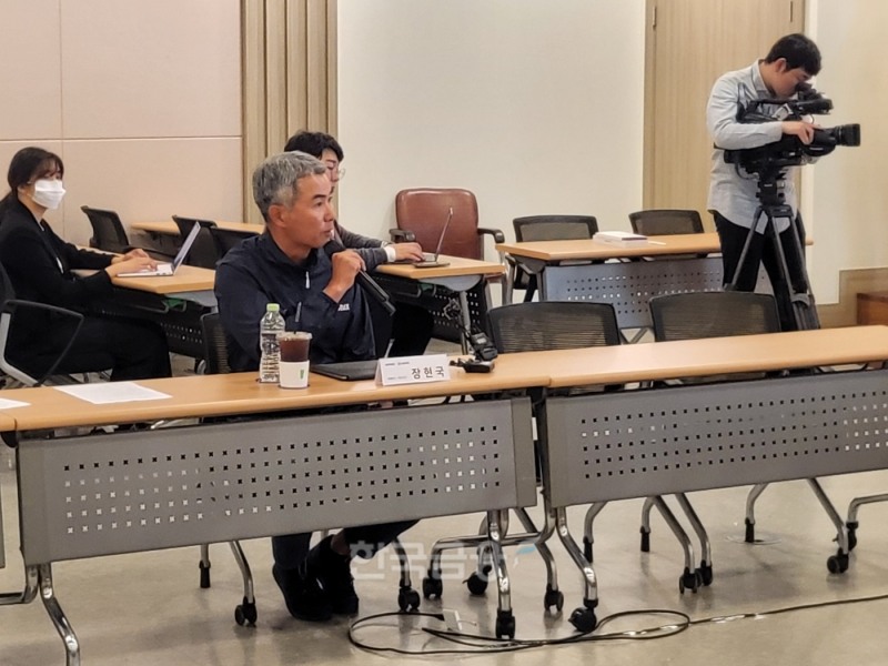 국내 대표 코인 중 하나인 위믹스(WEMIX)를 발행하는 게임 업체 ‘위메이드’(WEMADE)의 장현국 대표가 2023년 5월 19일 진행된 ‘코인 게이트 진상조사단’ 현장 방문 회의에서 의원들 질의에 답하고 있다./사진=임지윤 기자