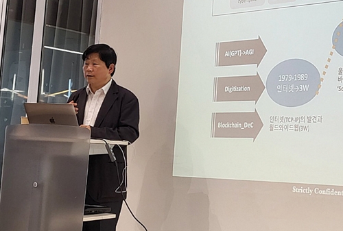 ▲ 배재광 GPT 올림피아드 조직 위원회 상임위원장이 지난 9일 서울 삼성동 코엑스 스타트업 브랜치에서 기자 간담회를 열고 ‘GPT 올림피아드’(GPT Olympiad) 소개와 함께 GPT가 가진 효용성과 경제성을 강조하고 있다. 사진 = 임지윤 기자