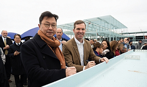 ▲ 최재원 SK온 수석부회장이 앤디 베셔 켄터키 주지사와 2022년 12월 5일 블루오벌SK 켄터키 공장 기공식에서 기념 촬영을 하고 있다. 사진 = SK온