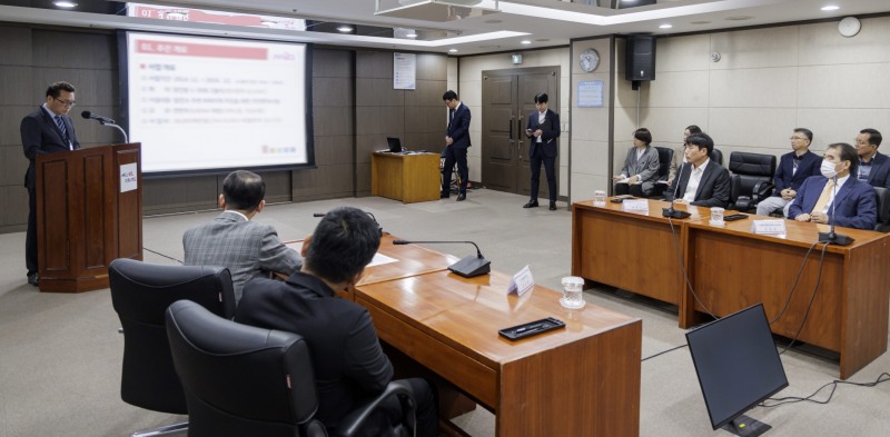 마포구는 당인동 주민편익시설 건립공사의 적극 협력을 위해 지난 4월21일, 마포구청 중회의실에서 시공사, 건설사업관리단, 설계사와 ‘당인동 주민편익시설 건립공사 민관협력 업무협약’을 체결했다./사진제공=마포구