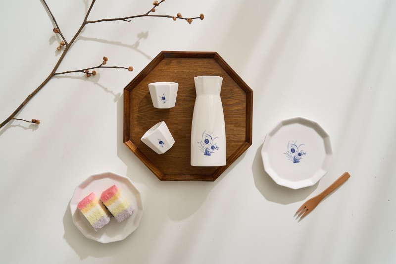 백자청화초화문편병 주병세트./ 사진 = 롯데쇼핑