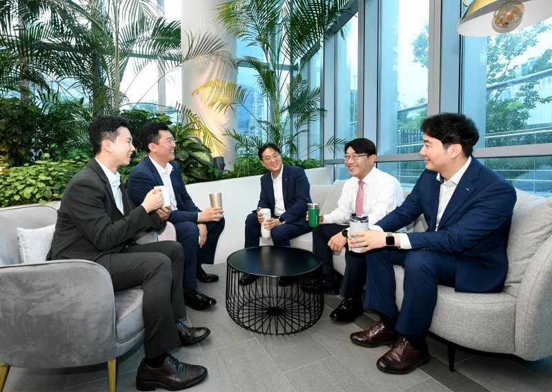 방성빈 BNK부산은행장(사진 오른쪽에서 두번째)이 부산은행 본점 1층 로비의 열린 휴식공간인 ‘B:FOREST’에서 직원들과 소통하고 있다./사진=부산은행