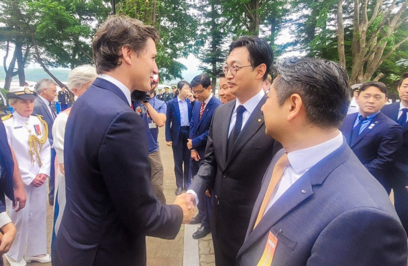지난 18일 경기도 가평군 참전비 경내에서 열린 ‘캐나다 참전 가평전투지 숲길 조성’ 기념식에서 쥐스탱 트뤼도 캐나다 총리와 이동훈 아워홈 부사장(가운데)이 인사를 나누고 있다./ 사진 = 아워홈