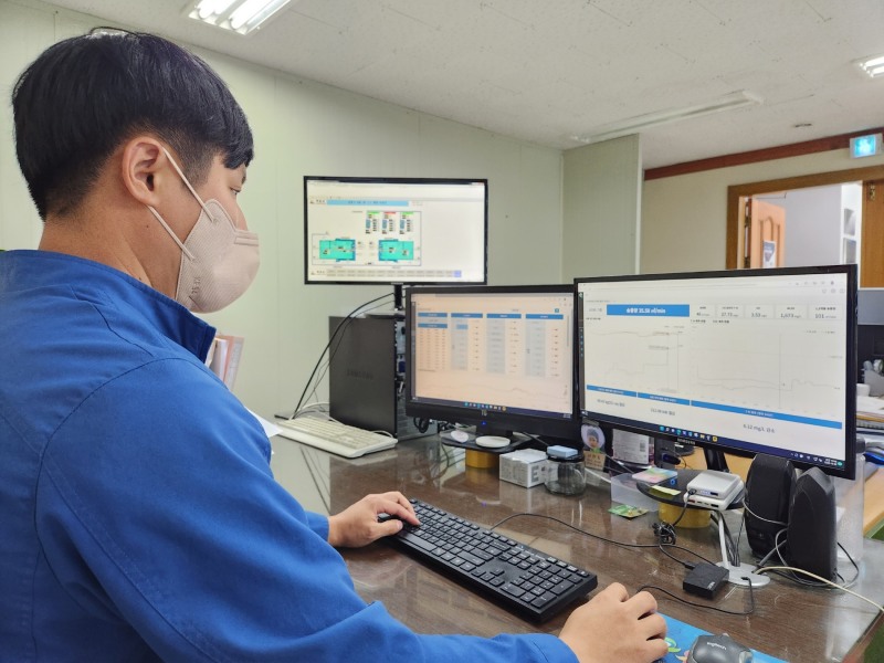 ZERO4 wwt 솔루션을 활용해 수처리시설을 관리하고 있는 모습 / 사진제공=SK에코플랜트