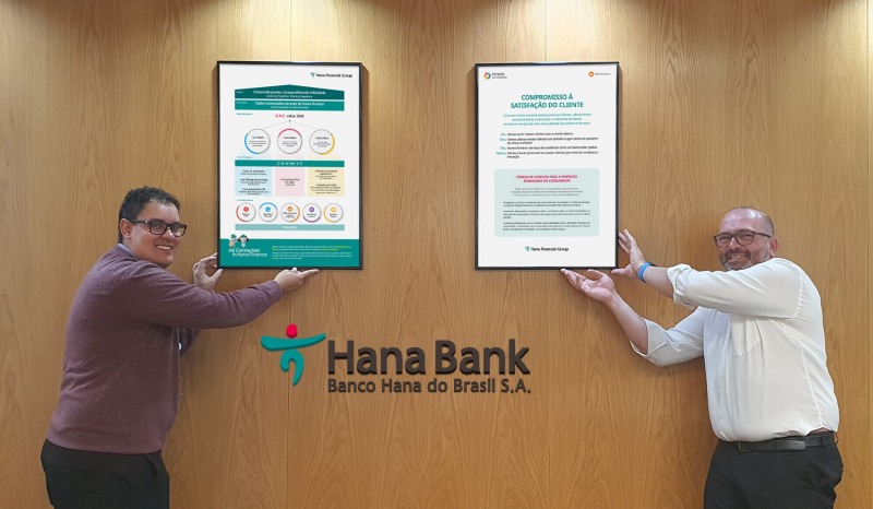 하나은행 브라질 법인의 현지 직원들이 손님이 가장 우선이라는 그룹의 '손님 가치'를 담은 '손님행복헌장'을 벽면에 설치하며 기념촬영을 하고 있다. /사진제공=하나금융지주