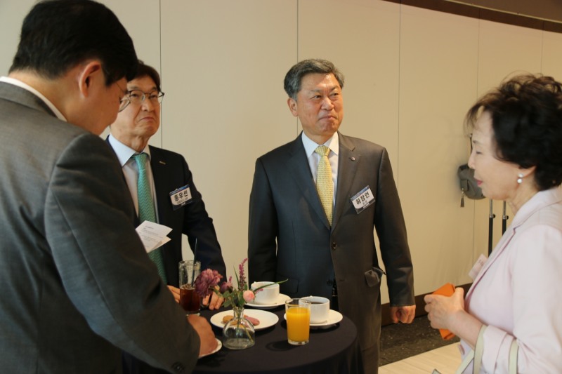 홍우선 코스콤 대표(왼쪽에서 두번째), 허창언 보험개발원장, 문정숙 디지털소비자연구원장이 담소를 나누고 있다./사진=한국금융신문