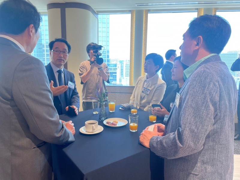 김봉국 한국금융신문 사장이 서울특별시중구의회 이정미 의회운영위원장, 조미정 복지건설위원장, 길기영 의장과, 윤판오 부의장과 이야기를 나누고 있다./사진=한국금융신문
