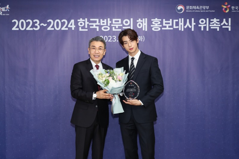 23일 2023~2024 한국방문의 해 홍보대사 위촉식에 참석한 한국관광공사 이재환 부사장(왼쪽)과 홍보대사 차은우가 기념촬영을 하고 있다. /사진제공=한국관광공사