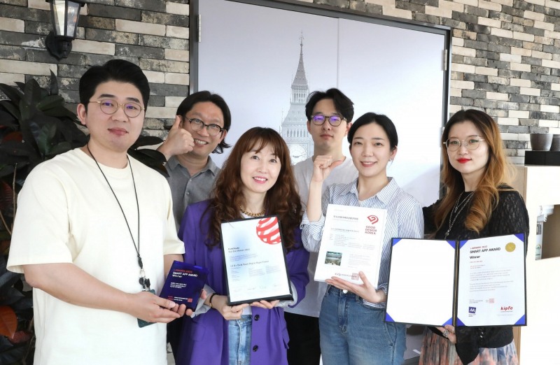 김다림 LG유플러스 마케팅전략담당(왼쪽에서 세번째)과 일상비일상의틈팀원들이 ‘iF 디자인 어워드 2023’ 2관왕 기록 후 기념사진을 촬영하고 있다. 사진 제공=LG유프플러스